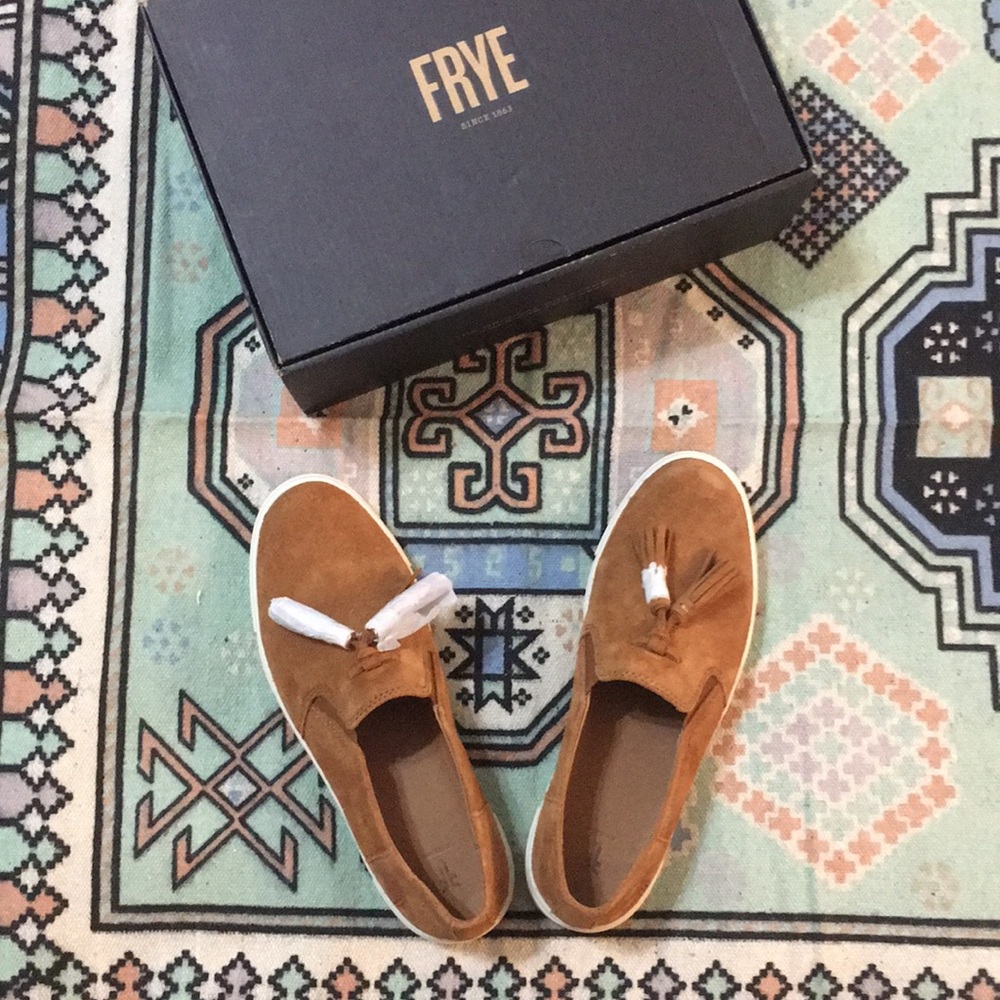 ✨NWT! FRYE Tan suede slip ons with tassel